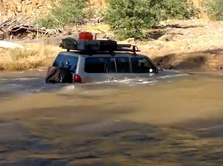  Un Nissan Patrol, pe punctul de a fi luat de apele unui râu (VIDEO)