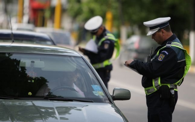  Poliţist judecat pentru că a prins un şofer fără permis şi nu i-a făcut dosar penal