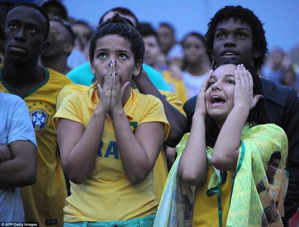  Fotbaliştii şi fanii brazilieni, distruşi! Atâtea lacrimi nu au curs nici la tragedii (FOTO)