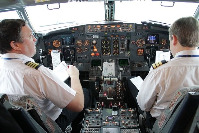  Merită să te faci pilot in Romania? Cât câştigă angajaţii Tarom