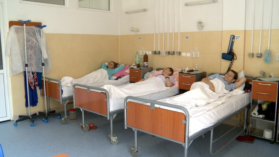  Pacienţii de la Parhon stau cu sondele în ei. Spitalul nu are o pensă ca să le scoată