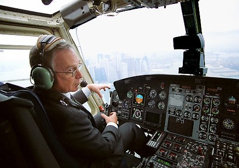 Michael Bloomberg ia avionul către Israel pentru a sfida suspendarea zborurilor