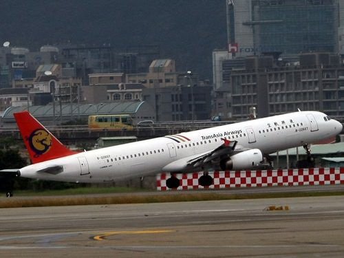  Un avion TransAsia a aterizat forţat în Taiwan. 51 de persoane au murit