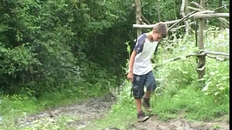  Un Tarzan minor a fost găsit în pădurile din Argeş. Copilul trăia singur în pădure