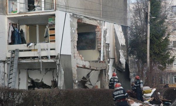  Explozie puternică într-un bloc din Oneşti, trei persoane fiind rănite