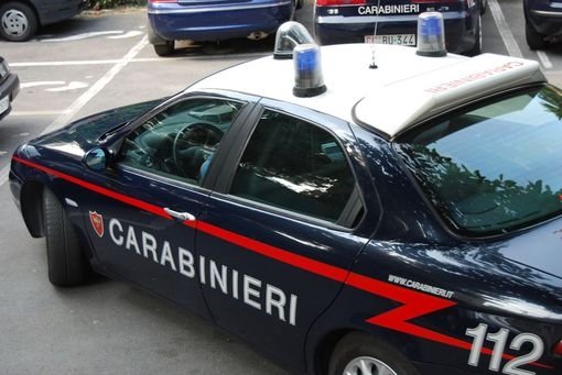  Opt persoane au fost rănite după incendierea uşii apartamentului unei românce, în Italia