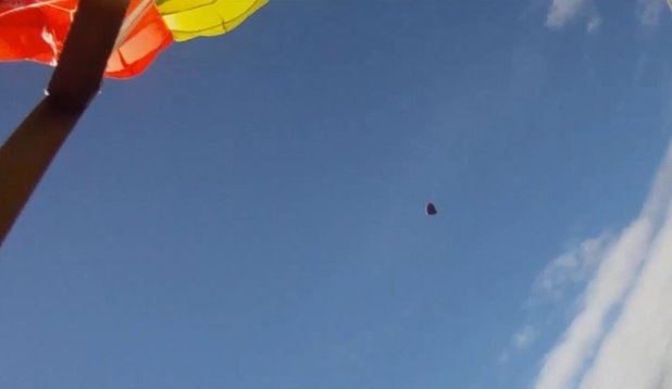  VIDEO Senzaţii tari la înălţime: un paraşutist sare la doar câtiva metri de un meteorit aflat în cădere