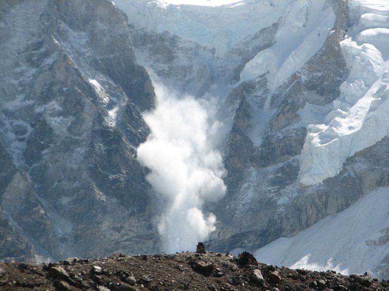  Cel puţin şase persoane au murit în urma unei avalanşe produse în Everest