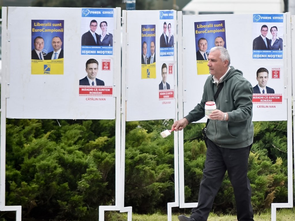  Lipitorii de afişe din Iaşi au început treaba din primul minut al campaniei electorale