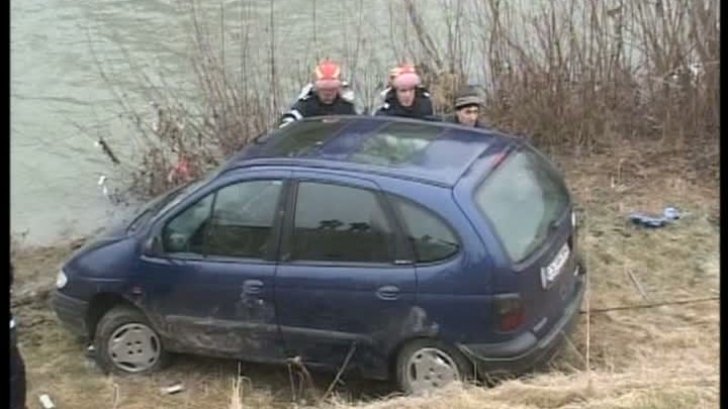  Două persoane au murit şi alta a fost rănită după ce maşina în care se aflau a căzut în râul Olt