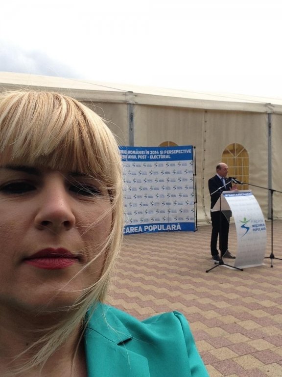  Udrea a postat pe Facebook o poză „selfie”, Băsescu apare în fundal susţinând un discurs