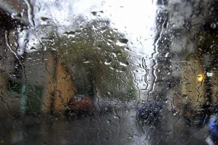  AVERTIZARE METEO: Ploi, vânt puternic şi descărcări electrice, în TOATĂ ŢARA, până luni seară