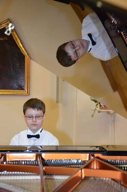  La 11 ani, un băieţel din Iaşi va debuta pe scena Filarmonicii din Viena