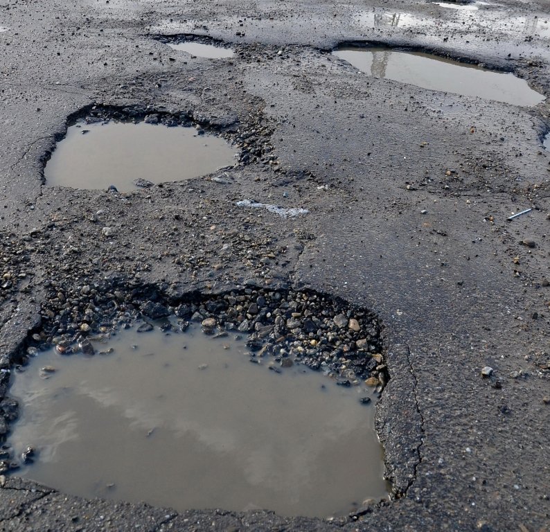  Cum se repară drumurile judeţene: 10 km de asfalt, restul plombe