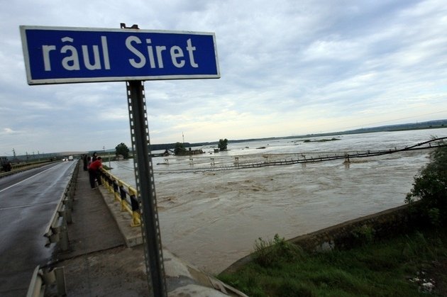  Un pădurar a murit după ce a încercat să treacă râul Siret cu un autoturism de teren