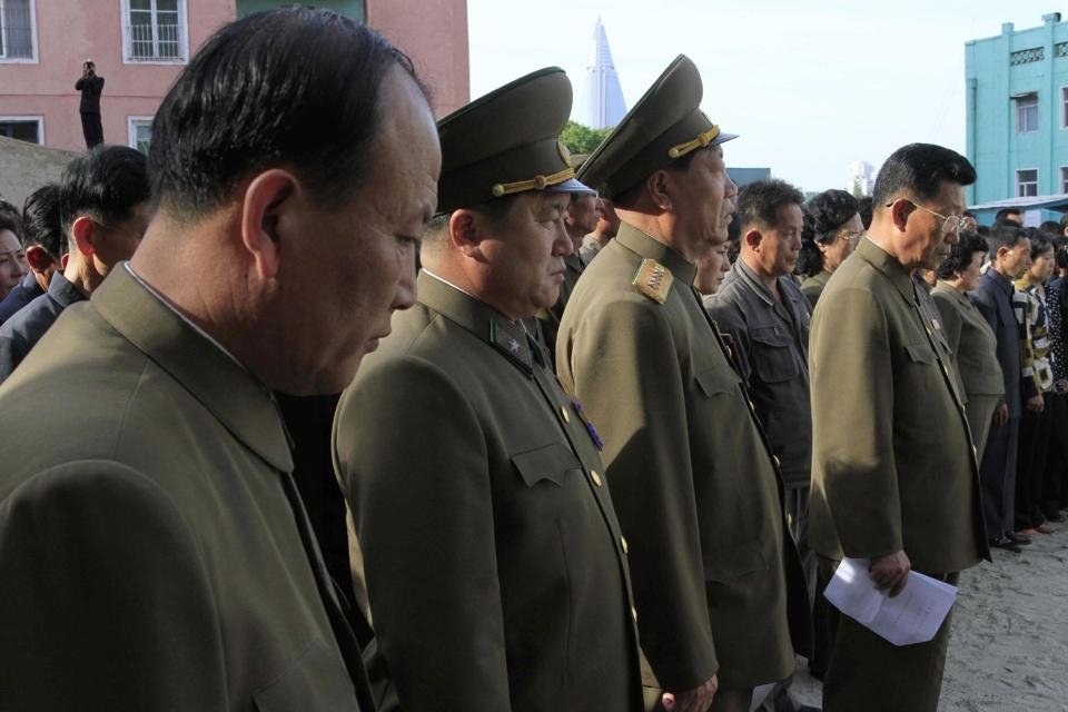  92778_49737_stiri_Oficialii-printre-familiile-victimelor-accidentului-Pyongyang-Foto-news.yahoo_.com_