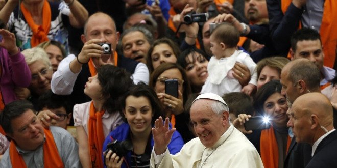  26 de femei îndrăgostite de preoţi i-au scris Papei, rugându-l să suprime celibatul
