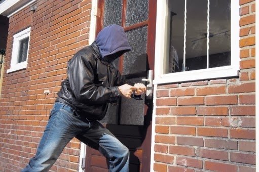  Trei hoţi hămesiţi au furat uşile de la casele vecinilor pentru a le vinde la fier vechi