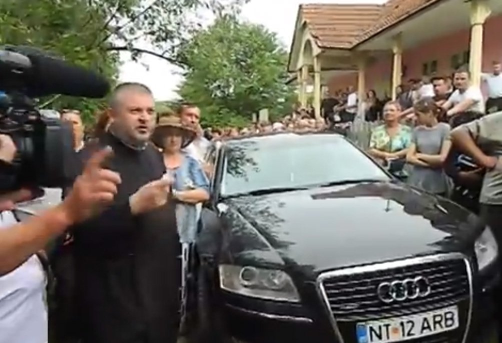 VIDEO Preafericitul Ioachim Bacauanul, huiduit dupa ce a venit intr-un sat cu o limuzina Audi A8