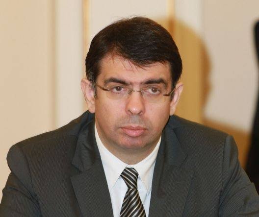  Ministrul desemnat al Justitiei, Robert Cazanciuc, urmeaza sa depuna juramantul de investitura luni seara