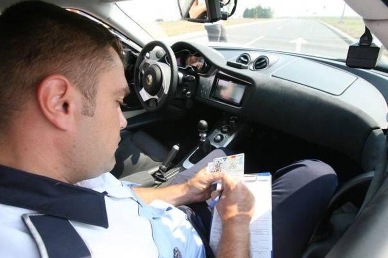  ATENŢIE ŞOFERI! Poliţiştii vă pândesc pe DE 583 dintr-un Opel roşu cu radar