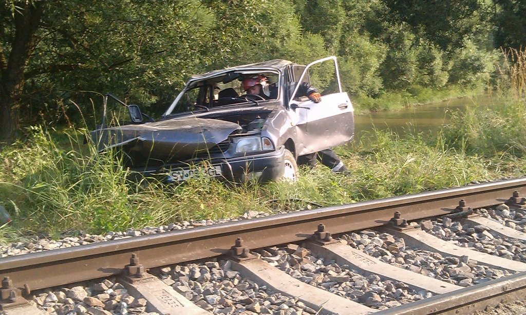  Şofer rănit după ce a lovit cu maşina o clădire, ricoşând pe calea ferată, unde venea un tren