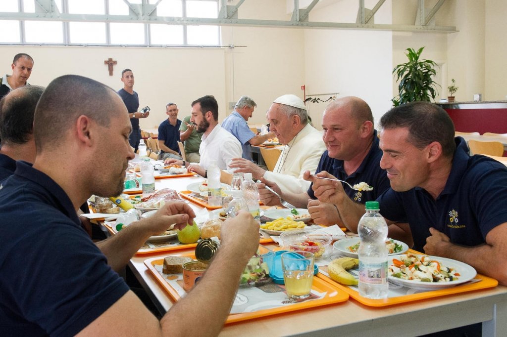  Papa Francisc, la CANTINĂ: „S-a comportat precum cel mai UMIL dintre muncitori”