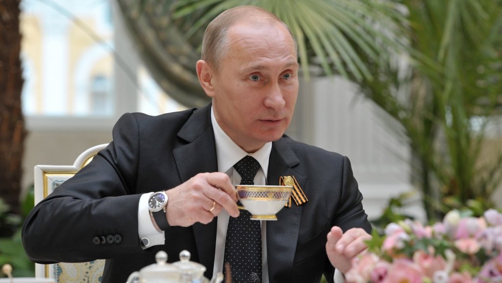  O zi din viaţa lui Putin: mănâncă terci şi cheamă fotomodele pentru sex