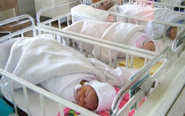  Nou născuţii ieşeni, puşi pe liste de aşteptare. Boli grave îi pândesc deoarece nu au fost imunizaţi