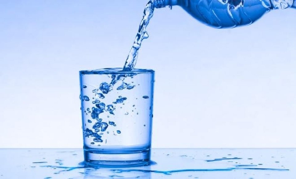  Vrei să bei 2 litri de apă pe zi? Iată cinci trucuri care te ajută