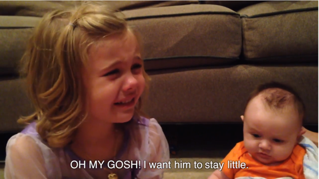  VIDEO Reacţia emoţionantă a unei fetiţe care află că frăţiorul său nu va fi mereu bebeluş