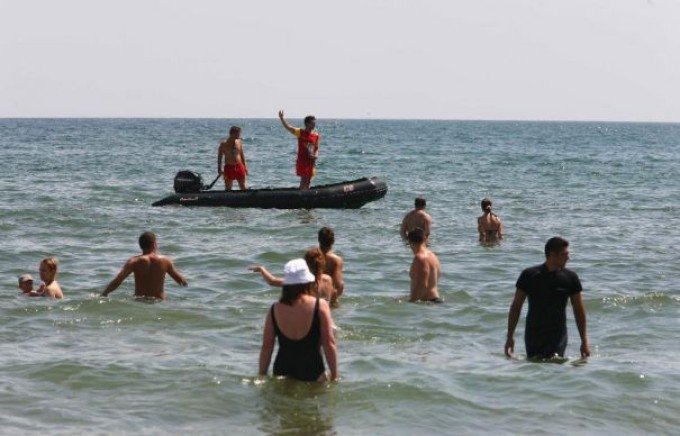  Directorul şi fetiţa lui de 5 ani, înecaţi în mare, conduşi de familie pe ultimul drum