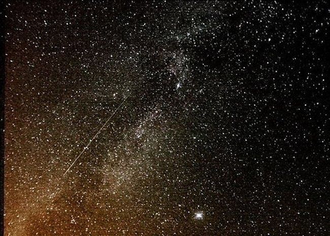  Cu ochii pe cer! Trei evenimente astronomice au loc luna aceasta: Antares, Superluna și Perseidele