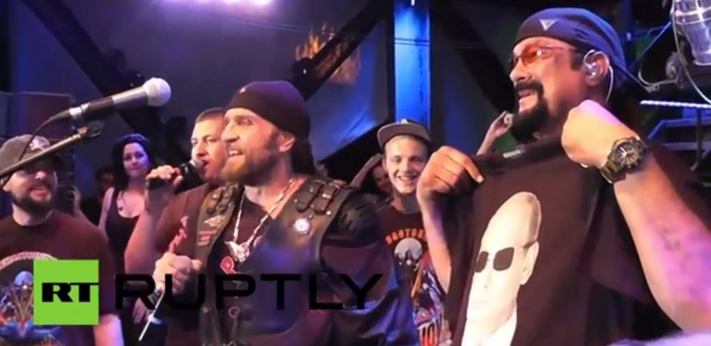  VIDEO Steven Seagal, in concert in Crimeea, cu drapelele separatistilor pro-rusi din Donetsk pe scena