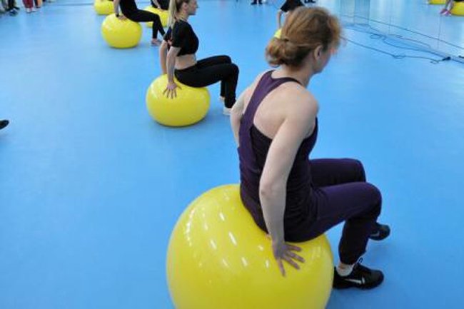  Experţii în fitness recomandă exerciţiile care consolidează partea centrală a corpului
