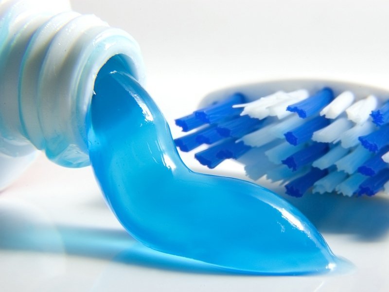  PERICOLUL de pe periuţa de dinţi: Un ingredient din pasta de dinţi, asociat cu dereglările hormonale şi riscul de cancer