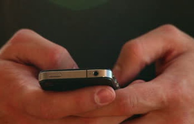  Atenţionare medic: Tinerii ajung să aibă deformări ale degetelor din cauza SMS-urilor trimise