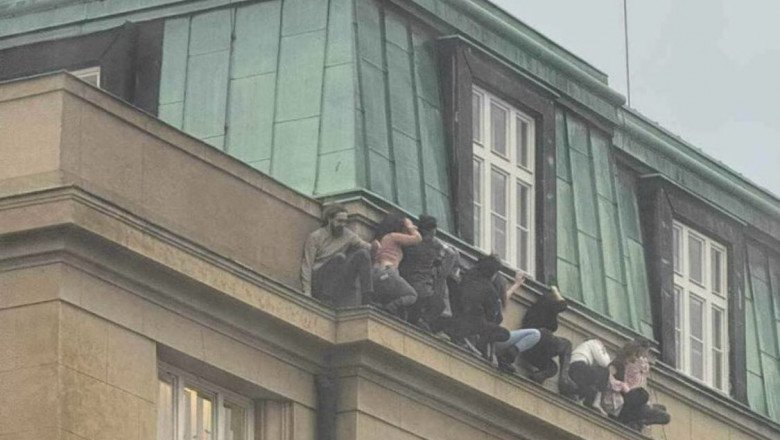  VIDEO Clipe dramatice din timpul atacului de la Praga. Ucigașul trage de pe universitate, studenți se ascund pe marginea clădirii