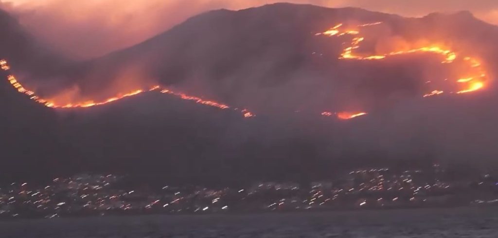  Două incendii fac ravagii în plin sezon turistic în Africa de Sud