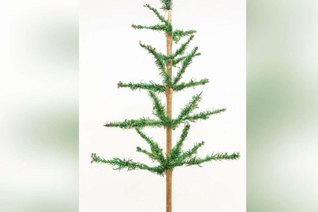  Cel mai simplu brad de Crăciun, vechi de peste 100 de ani, a fost vândut pe o sumă uriaşă la licitaţie. Are doar 25 de crenguţe