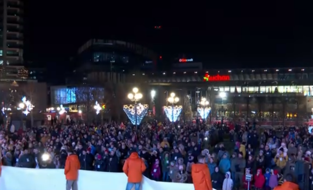  VIDEO Mii de ieșeni s-au strâns să cânte colinde, la chemarea preotului Damaschin