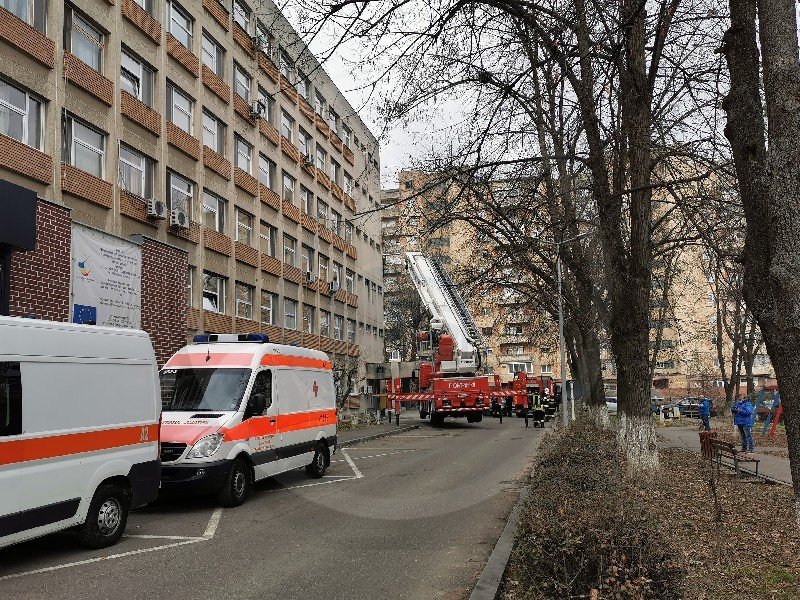  Un pacient internat într-un spital din Satu Mare s-a aruncat de la etaj. A murit pe loc