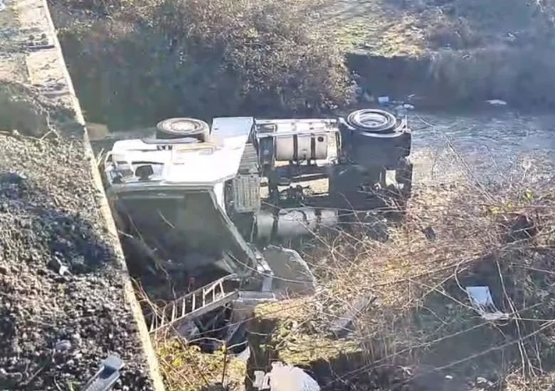  Un bărbat a murit după ce un cap tractor a căzut de pe un pod, pe DN 6
