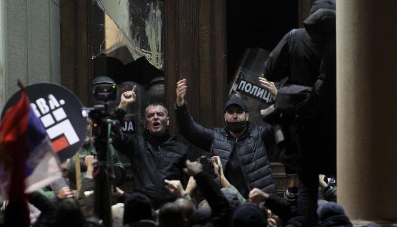  Proteste violente în Belgrad. Sârbii au asediat primăria cerând anularea alegerilor