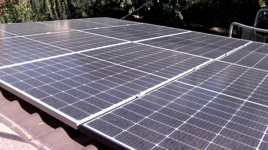  Fraudă cu panouri fotovoltaice: Unii prosumatori modifică ilegal setările invertoarelor și injectează mai multă electricitate în rețea. Ce soluții vede ANRE