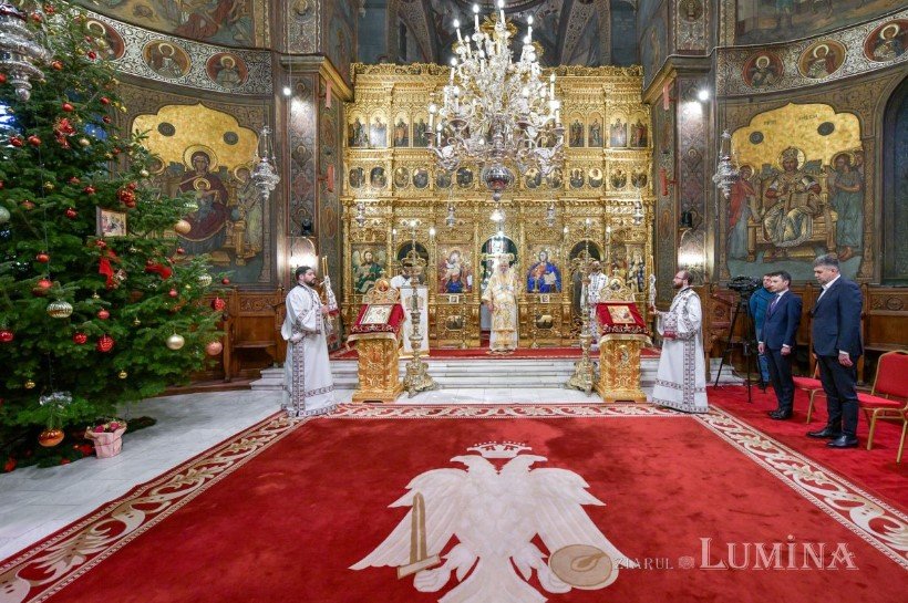  Ciolacu, campanie la Patriarhie, în prima zi de Crăciun: a stat la loc de onoare în biserică, alături de Patriarh
