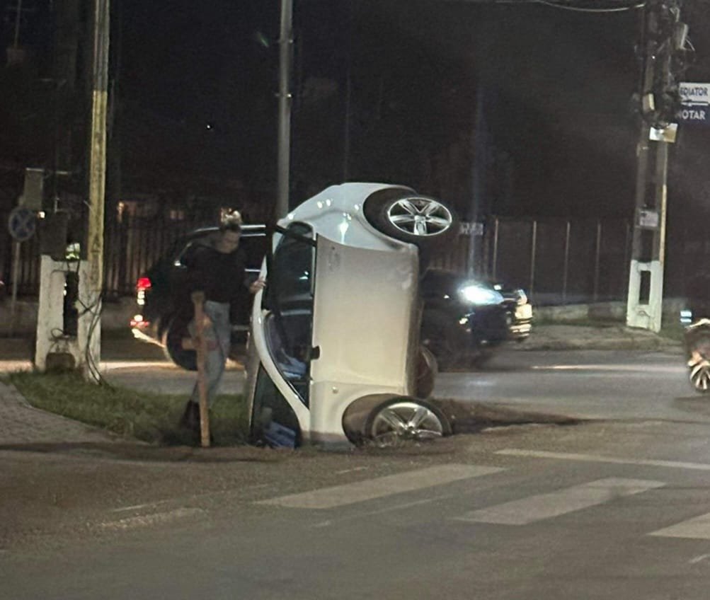  Accident spectaculos la Ciurea. O maşină s-a înfipt cu roţile din faţă într-un şant