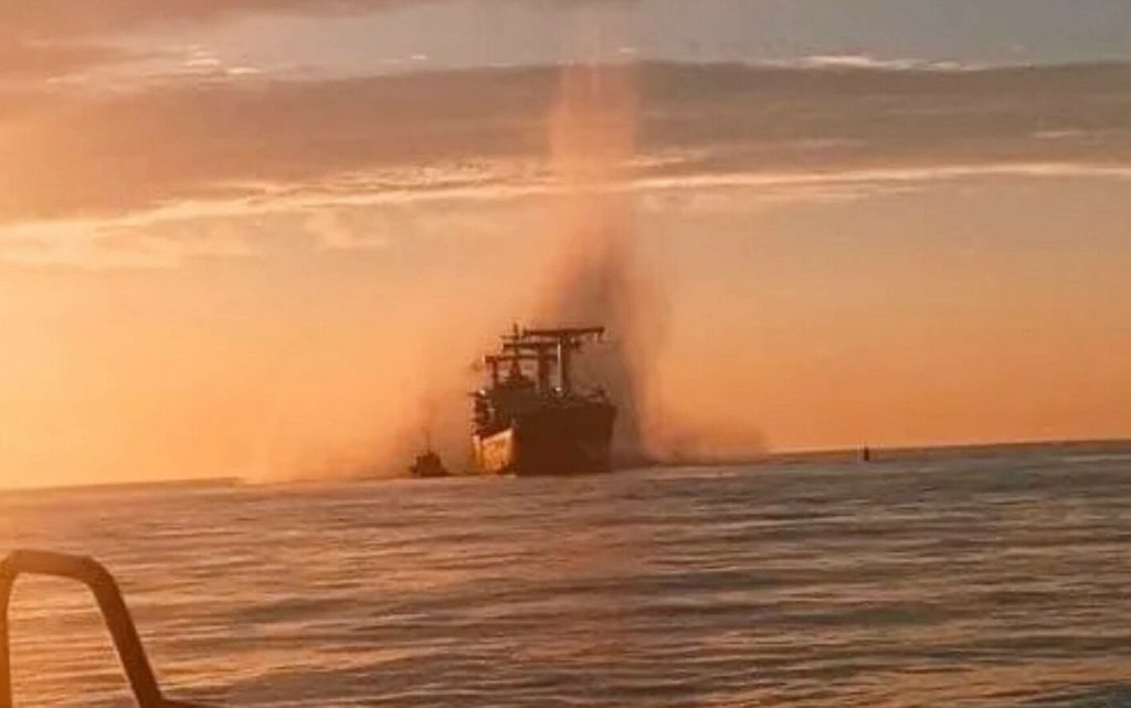  O navă comercială a lovit o mină marină în Marea Neagră. Doi marinari, răniți în explozie