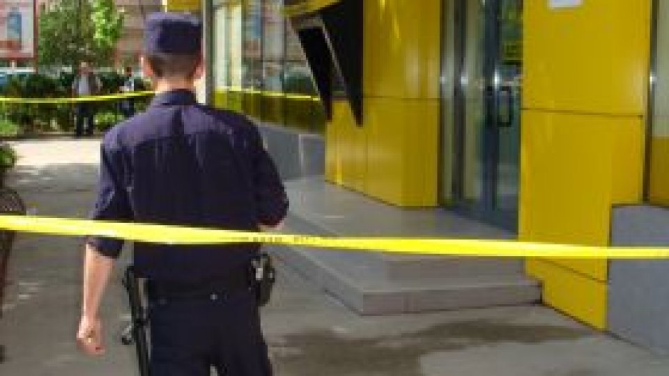  Un adolescent din Mironeasa s-a dus să spargă o bancă din București cu un ciocan, o șurubelniță și doi ciorapi