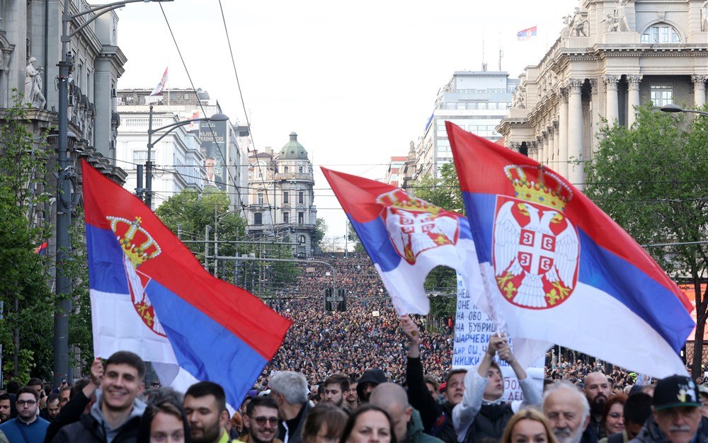  Proteste în Serbia după alegeri: Tineri simpatizanţi ai opoziţiei ocupă centrul Belgradului